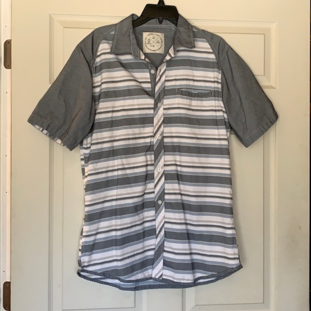 NWOT Never worn Men’s Striped Collared Button Down Short Sleeve Shirt 🦋